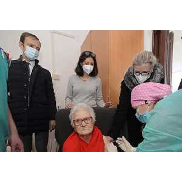 Il governatore del Friuli Venezia Giulia, Massimiliano Fedriga, durante la vaccinazione dei 21 ospiti di Villa Iris a San Dorligo della Valle (Trieste), la prima struttura residenziale per anziani nella quale tutti gli ospiti e i 13 operatori sanitari sono stati vaccinati per il coronavirus. - Il governatore del Friuli Venezia Giulia, Massimiliano Fedriga, durante la vaccinazione dei 21 ospiti di Villa Iris a San Dorligo della Valle (Trieste), la prima struttura residenziale per anziani nella quale tutti gli ospiti e i 13 operatori sanitari sono stati vaccinati per il coronavirus. 