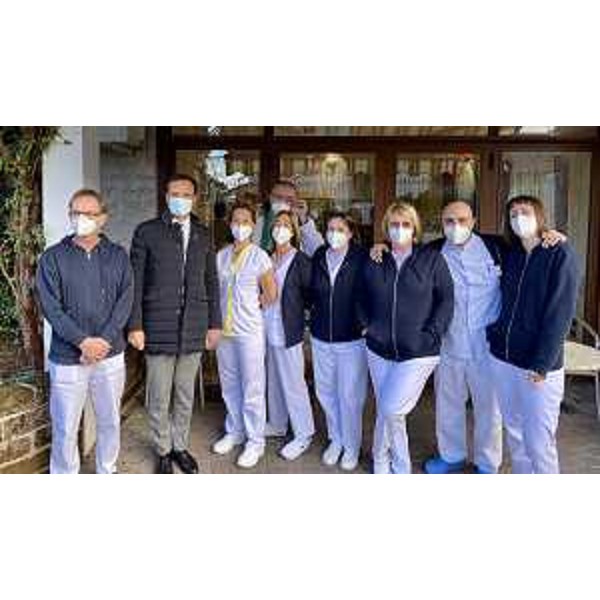 Il governatore del Friuli Venezia Giulia, Massimiliano Fedriga, durante la vaccinazione dei 21 ospiti di Villa Iris a San Dorligo della Valle (Trieste), la prima struttura residenziale per anziani nella quale tutti gli ospiti e i 13 operatori sanitari sono stati vaccinati per il coronavirus. - Il governatore del Friuli Venezia Giulia, Massimiliano Fedriga, durante la vaccinazione dei 21 ospiti di Villa Iris a San Dorligo della Valle (Trieste), la prima struttura residenziale per anziani nella quale tutti gli ospiti e i 13 operatori sanitari sono stati vaccinati per il coronavirus.