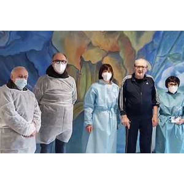 Il vicegovernatore con uno degli ospiti della Asp "Daniele Moro" di Codroipo sottoposto oggi a vaccinazione - Il vicegovernatore con uno degli ospiti della Asp "Daniele Moro" di Codroipo sottoposto oggi a vaccinazione 