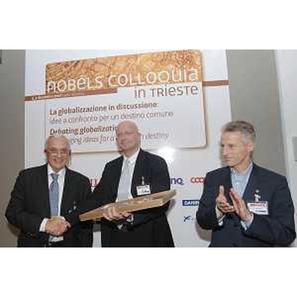 Riccardo Illy (Presidente Regione Friuli Venezia Giulia) e Giovanni Vescovo (Presidente Promostudio International Consultans) premiano Jonas Ridderstrale (Economista e Docente Stockholm School of Economics) ai "Nobels colloquia in Trieste", alla Stazione Marittima di Trieste. (Trieste 03/12/07)