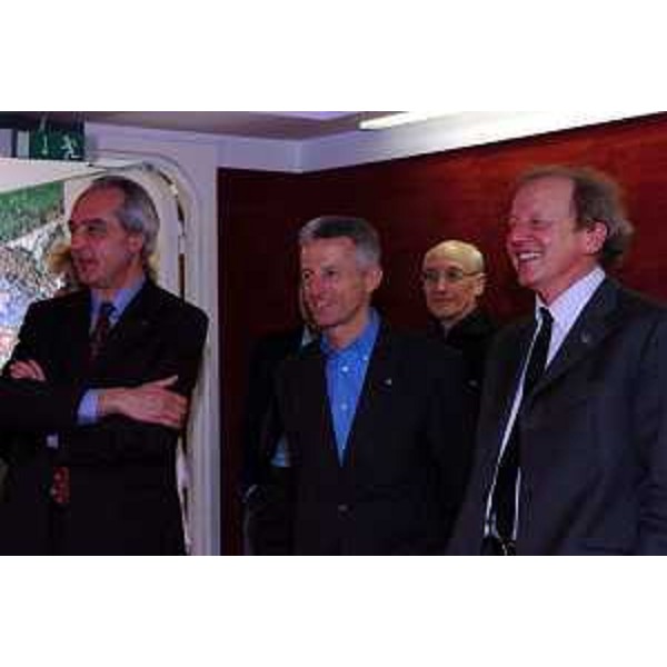 Riccardo Illy (Presidente Regione Friuli Venezia Giulia), Comiotto e Clive Malcom Griffiths (DJ di Telemontecarlo) alla presentazione del corso d'inglese "English Town" (Trieste, 11/05/05)