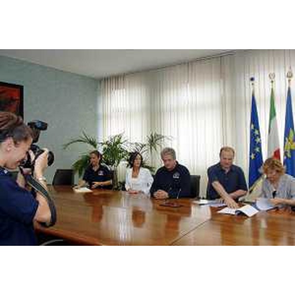 Gianfranco Moretton (Vicepresidente Assessore regionale all'ambiente, lavori pubblici e protezione civile) firma la convenzione con l'ARPA
