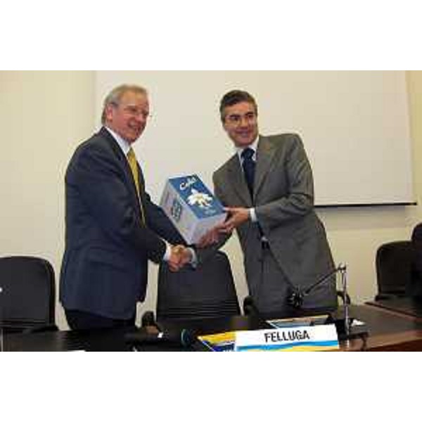 Onorevole Manlio Contento (sottosegretario all'Economia e Finanze) ed Emilio Felluga (vicepresidente del Comitato organizzatore e presidente del Coni Friuli Venezia Giulia) alla presentazione della Lotteria Nazionale abbinata all'EYOF 2005 (Udine, 09/05/05)