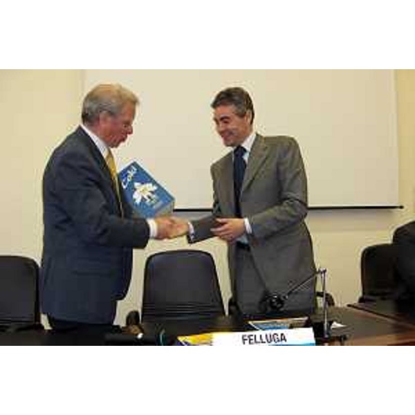 Onorevole Manlio Contento (sottosegretario all'Economia e Finanze) ed Emilio Felluga (vicepresidente del Comitato organizzatore e presidente del Coni Friuli Venezia Giulia) alla presentazione della Lotteria Nazionale abbinata all'EYOF 2005 (Udine, 09/05/05)