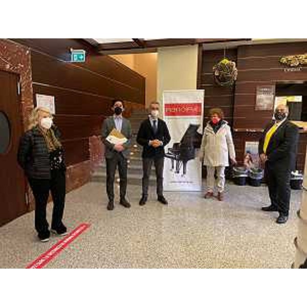 Da sinistra: il presidente del Distretto culturale Fvg Dory Deriu Frasson, l'assessore alla cultura del Comune di Sacile Ruggero Spagnol, il sindaco di Sacile Carlo Spagnol, l'assessore regionale alla Cultura Tiziana Gibelli e il direttore artistico del concorso Davide Fregona nel foyer del teatro Zancanaro - Da sinistra: il presidente del Distretto culturale Fvg Dory Deriu Frasson, l'assessore alla cultura del Comune di Sacile Ruggero Spagnol, il sindaco di Sacile Carlo Spagnol, l'assessore regionale alla Cultura Tiziana Gibelli e il direttore artistico del concorso Davide Fregona nel foyer del teatro Zancanaro