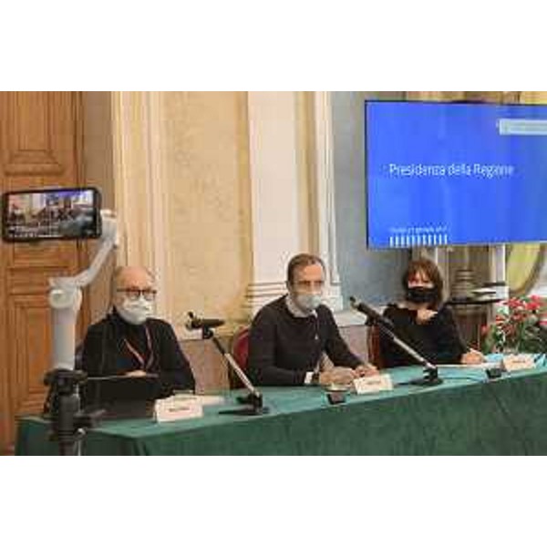 Il governatore Massimiliano Fedriga assieme al vice con delega alla Salute, Riccardo Riccardi, e l'assessore all'Istruzione Alessia Rosolen - Il governatore Massimiliano Fedriga assieme al vice con delega alla Salute, Riccardo Riccardi, e l'assessore all'Istruzione Alessia Rosolen