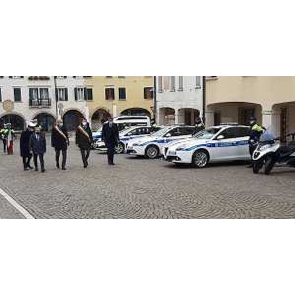 Le autorità presenti alla 12. giornata regionale della Polizia locale svoltasi a Pordenone - Le autorità presenti alla 12. giornata regionale della Polizia locale svoltasi a Pordenone