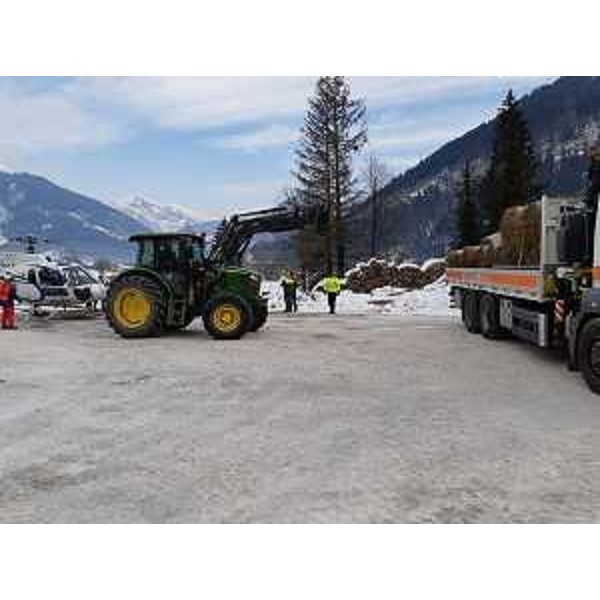 La consegna degli alimenti per gli animali in difficoltà a causa delle forti nevicate. - La consegna degli alimenti per gli animali in difficoltà a causa delle forti nevicate.