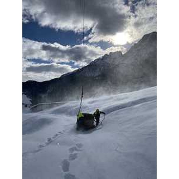La consegna degli alimenti per gli animali in difficoltà a causa delle forti nevicate. - La consegna degli alimenti per gli animali in difficoltà a causa delle forti nevicate.