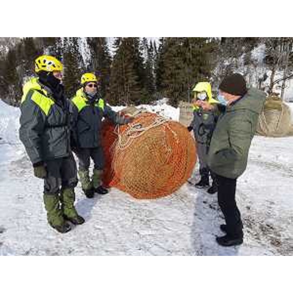 La consegna degli alimenti per gli animali in difficoltà a causa delle forti nevicate. - La consegna degli alimenti per gli animali in difficoltà a causa delle forti nevicate.