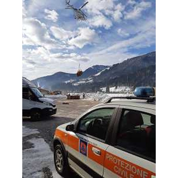 La consegna degli alimenti per gli animali in difficoltà a causa delle forti nevicate. - La consegna degli alimenti per gli animali in difficoltà a causa delle forti nevicate.