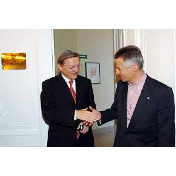Riccardo Illy (Presidente Regione Friuli Venezia Giulia) con il Cancelleire Wolfgang Schussel (Vienna, 04/05/05)