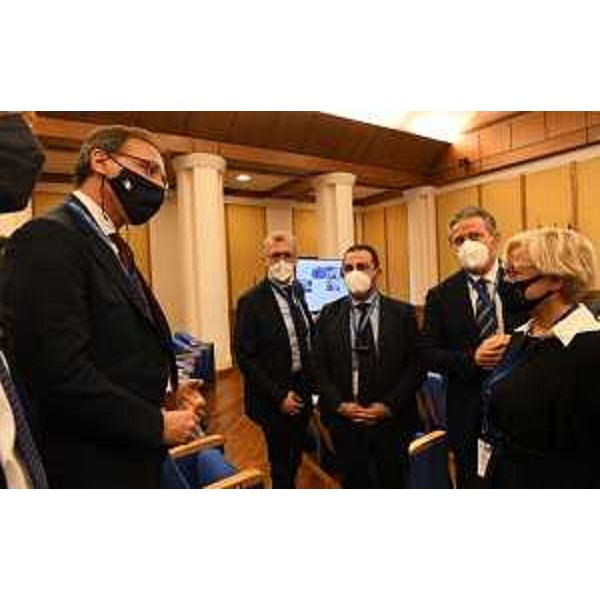 Il presidente del Cr Fvg, Piero Mauro Zanin, con il ministro per gli Affari regionali, Francesco Boccia (primo a sx), e, da dx, i presidenti dei Cr di Puglia, (Loredana Capone), Veneto, (Roberto Ciambetti) e Abruzzo (Lorenzo Sospiri) - Il presidente del Cr Fvg, Piero Mauro Zanin, con il ministro per gli Affari regionali, Francesco Boccia (primo a sx), e, da dx, i presidenti dei Cr di Puglia, (Loredana Capone), Veneto, (Roberto Ciambetti) e Abruzzo (Lorenzo Sospiri)