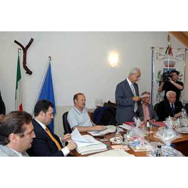 La seduta della Giunta Regionale riunita nel Municipio di Lauco