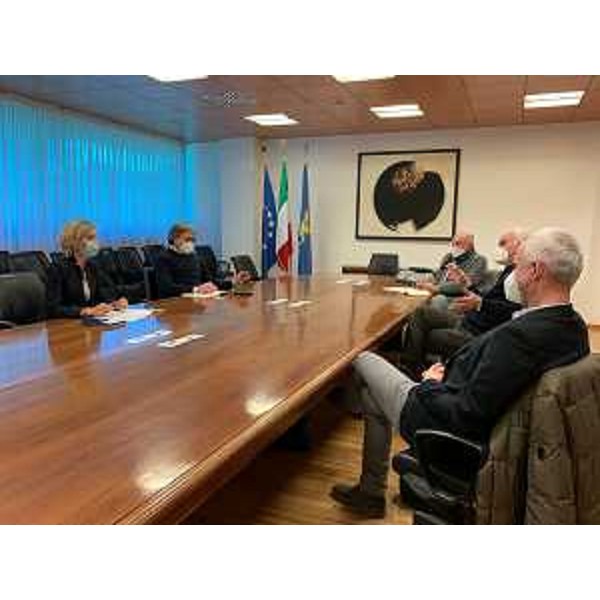 Una fase dell'incontro in Regione tra gli assessori Zilli e Bini con i vertici della Vetreria piegarese - Una fase dell'incontro in Regione tra gli assessori Zilli e Bini con i vertici della Vetreria piegarese