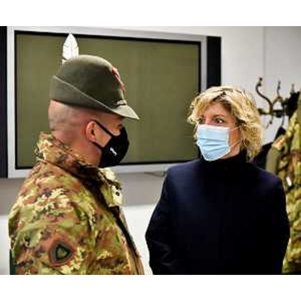 L'assessore regionale Barbara Zilli con il colonnello Franco Del Favero, comandante dell8. Reggimento Alpini di Venzone - L'assessore regionale Barbara Zilli con il colonnello Franco Del Favero, comandante dell8. Reggimento Alpini di Venzone