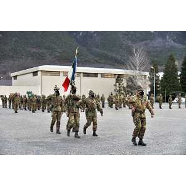 La bandiera di guerra dell'8. Reggimento Alpini di rientro da Herat sfila nel piazzale della caserma Feruglio a Venzone - La bandiera di guerra dell'8. Reggimento Alpini di rientro da Herat sfila nel piazzale della caserma Feruglio a Venzone