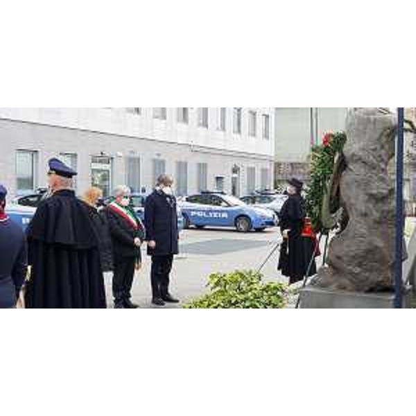 L'assessore regionale Sergio Emidio Bini, con il Questore e il sindaco di Udine, davanti al cippo in memoria dei caduti della Polizia, tra cui i deportati nei campi di sterminio nazisti - Udine, 27 gennaio 2021 - L'assessore regionale Sergio Emidio Bini, con il Questore e il sindaco di Udine, davanti al cippo in memoria dei caduti della Polizia, tra cui i deportati nei campi di sterminio nazisti - Udine, 27 gennaio 2021