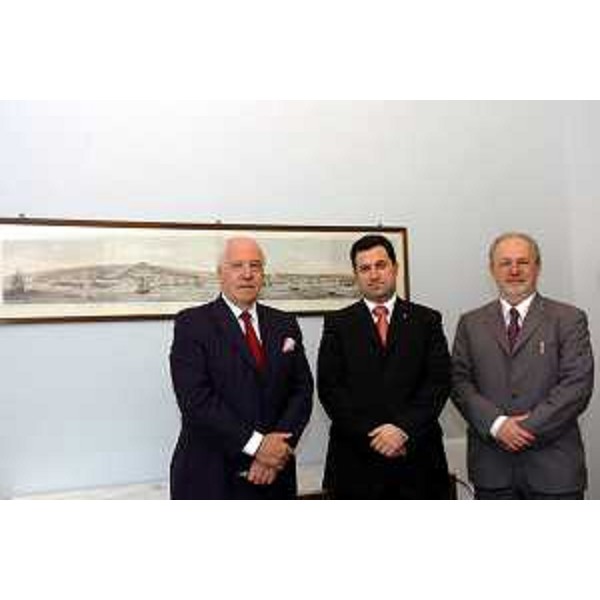 Franco Iacop (Assessore Regionale per le relazioni internazionali, comunitarie e autonomie locali) incontra Sir Ivor Roberts (Ambasciatore della Gran Bretagna a Roma) accompagnato da John Martin Dodds (console onorario) (Trieste, 28/04/05)
