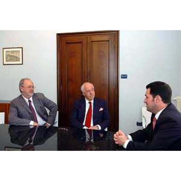 Franco Iacop (Assessore Regionale per le relazioni internazionali, comunitarie e autonomie locali) incontra Sir Ivor Roberts (Ambasciatore della Gran Bretagna a Roma) accompagnato da John Martin Dodds (console onorario) (Trieste, 28/04/05)