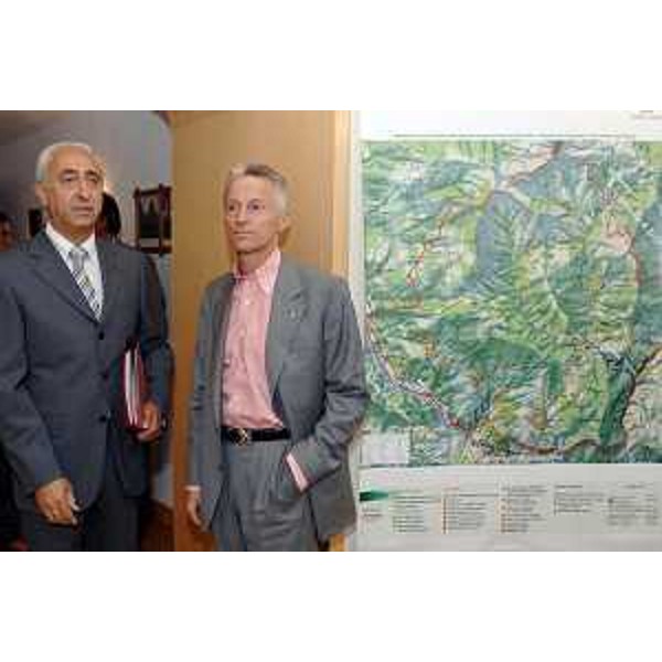 Riccardo Illy (Presidente Friuli Venezia Giulia) con Dionisio Olivo (Sindaco di Lauco) in occasione della seduta della Giunta Regionale nel Municipio di Lauco