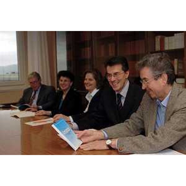 Ezio Beltrame (Assessore Regionale alla salute e protezione sociale) e Umberto Laureni (Presidente della Commissione) alla conferenza stampa sull'Amianto (Trieste, 20/04/05)