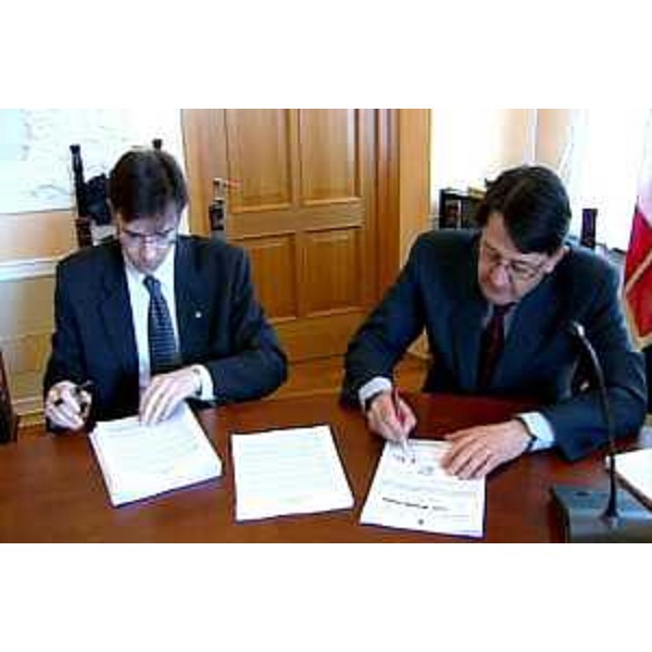 Lodovico Sonego (Assessore Regionale alla pianificazione territoriale, energia, mobilità e infrastrutture di trasporto) firma l'intesa Palmanova-Manzano (Trieste, 20/04/05)