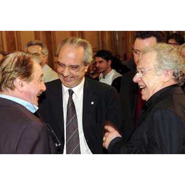 Gianni Pecol Cominotto (Assessore Regionale), Johnny Dorelli e Bobbio alla consegna del "Premio internazionale dell'Operetta 2004" (Trieste, 19/04/05)