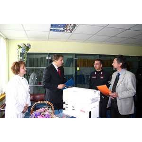 Consegna dell'apparecchio "Hemonetics MCS" alla direttrice del Centro Clinico Jelica Predoievic di Banja Luka (Trieste, 19/04/05)