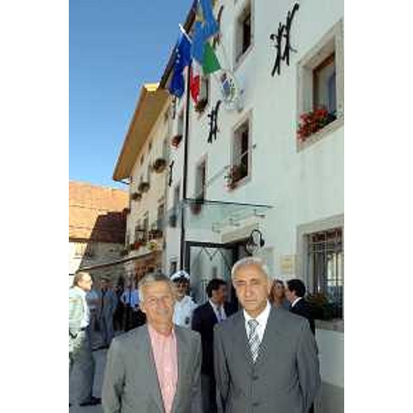 Riccardo Illy (Presidente Friuli Venezia Giulia) con Dionisio Olivo (Sindaco di Lauco) in occasione della seduta della Giunta Regionale nel Municipio di Lauco
