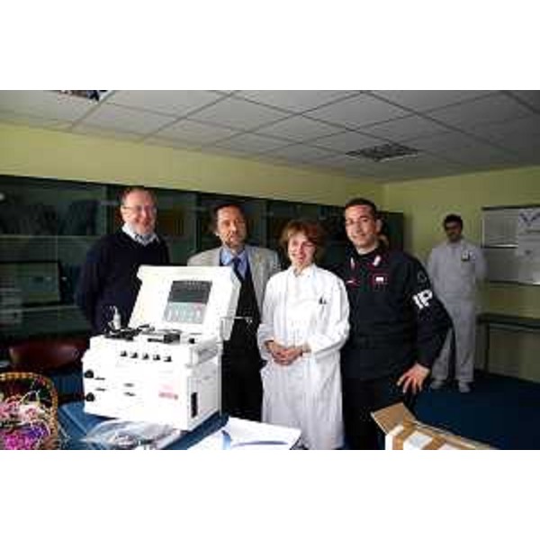 Consegna dell'apparecchio "Hemonetics MCS" alla direttrice del Centro Clinico Jelica Predoievic di Banja Luka (Trieste, 19/04/05)