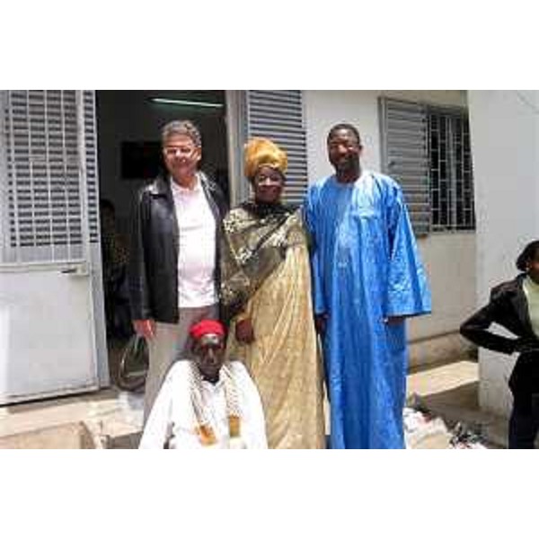 Roberto Antonaz (Assessore Regionale all'istruzione, cultura, sport e pace) in visita in Senegal (Senegal, 19/04/05)