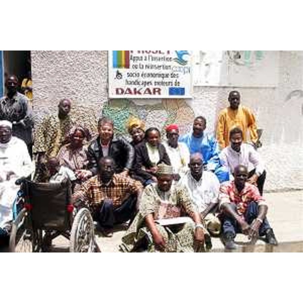 Roberto Antonaz (Assessore Regionale all'istruzione, cultura, sport e pace) in Senegal incontra diversamente abili (Senegal, 19/04/05)