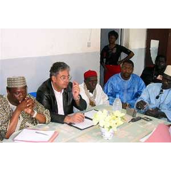 Roberto Antonaz (Assessore Regionale all'istruzione, cultura, sport e pace) in visita in Senegal (Senegal, 19/04/05)