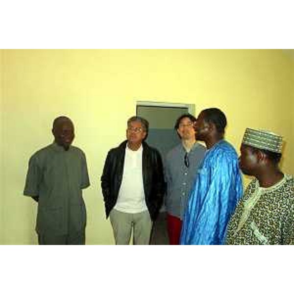 Roberto Antonaz (Assessore Regionale all'istruzione, cultura, sport e pace) visita la struttura Malicounda (Senegal, 19/04/05)