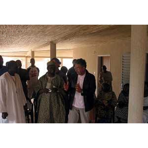Roberto Antonaz (Assessore Regionale all'istruzione, cultura, sport e pace) visita la struttura Malicounda (Senegal, 19/04/05)