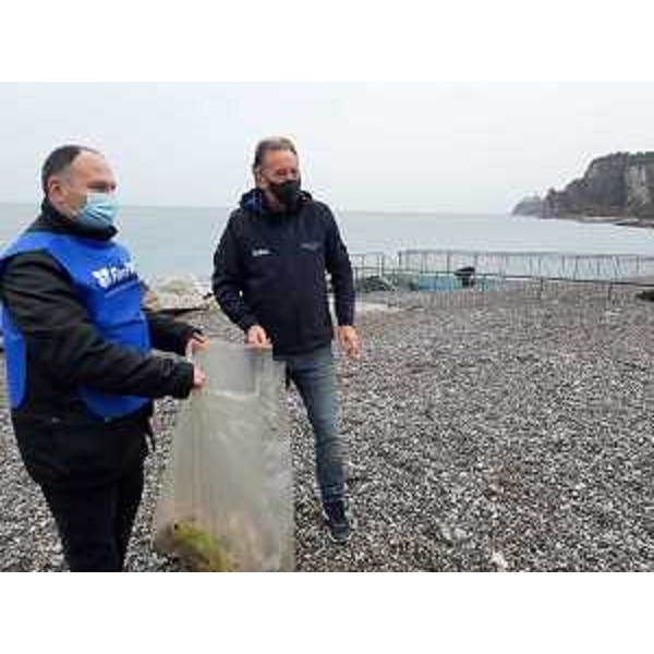 L'assessore alla Difesa dell'ambiente, Fabio Scoccimarro, impegnato assieme a un volontario nella raccolta della plastica a Sistiana - L'assessore alla Difesa dell'ambiente, Fabio Scoccimarro, impegnato assieme a un volontario nella raccolta della plastica a Sistiana