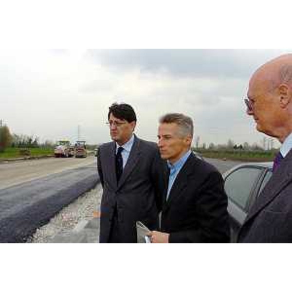 Riccardo Illy (Presidente Regione Friuli Venezia Giulia), Lodovico Sonego (Assessore Regionale alla pianificazione territoriale, energia, mobilità e infrastrutture di trasporto) e Aldo Burello (Presidente di Autovie Venete) al sopralluogo sul cantiere della A 28 (Sacile, 18/04/05)
