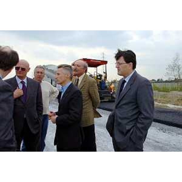 Riccardo Illy (Presidente Regione Friuli Venezia Giulia), Lodovico Sonego (Assessore Regionale alla pianificazione territoriale, energia, mobilità e infrastrutture di trasporto) e Aldo Burello (Presidente di Autovie Venete) al sopralluogo sul cantiere della A 28 (Sacile, 18/04/05)