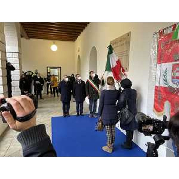 Il momento della scopertura della lapide intitolata a Norma Cossetto nel chiosotro della Biblioteca di Pordenone - Il momento della scopertura della lapide intitolata a Norma Cossetto nel chiosotro della Biblioteca di Pordenone 