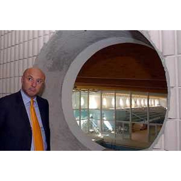 Enrico Bertossi (Assessore Regionale alle attività produttive) visita la piscina di Lignano (Lignano, 18/04/05)