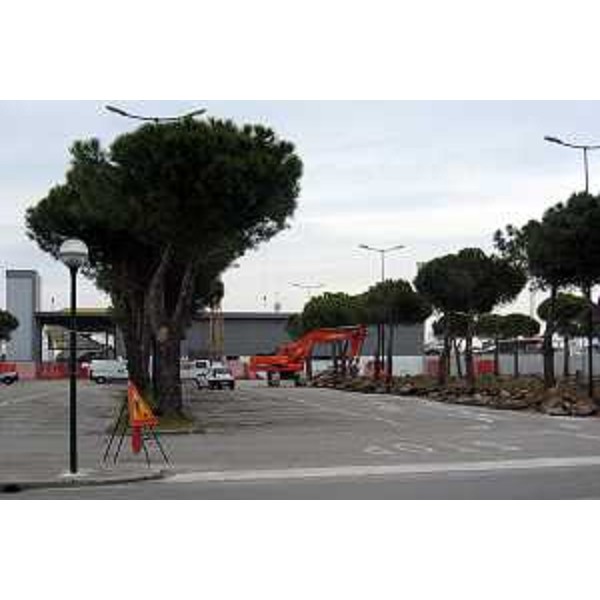 Lavori di sistemazione dell'area antistante lo stadio comunale di Lignano (Lignao, 18/04/05)