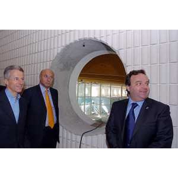 Riccardo Illy (Presidente Regione Friuli Venezia Giulia), Enrico Bertossi (Assessore Regionale alle attività produttive) e Silvano Delzotto (Sindaco di Lignano) visitano la piscina di Lignano (Lignano, 18/04/05)