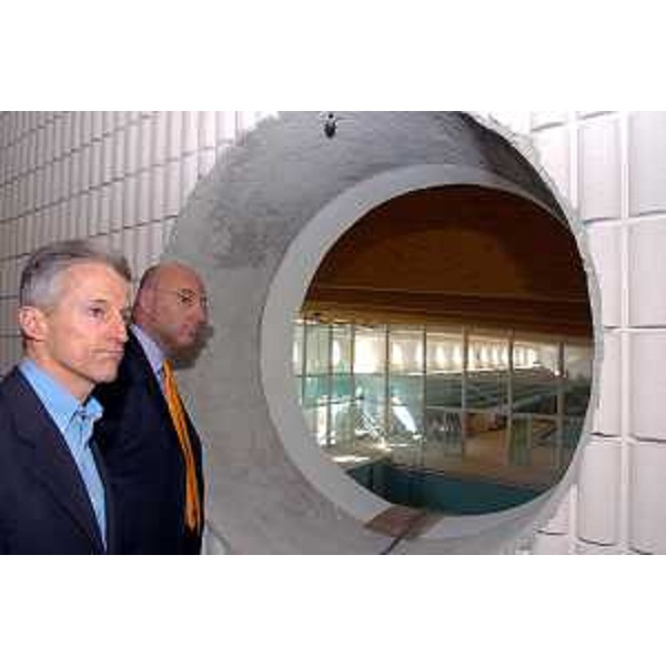 Riccardo Illy (Presidente Regione Friuli Venezia Giulia) ed Enrico Bertossi (Assessore Regionale alle attività produttive) visitano la piscina di Lignano (Lignano, 18/04/05)