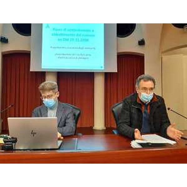 L'assessore regionale alle Infrastrutture Graziano Pizzimenti insieme al direttore dell'Area operativa di Autovie Enrico Razzini nel corso dell'incontro oedierno a Pordenone con i sindaci - L'assessore regionale alle Infrastrutture Graziano Pizzimenti insieme al direttore dell'Area operativa di Autovie Enrico Razzini nel corso dell'incontro oedierno a Pordenone con i sindaci