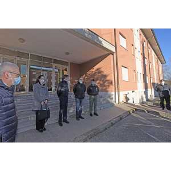 Una fase della cerimonia di riconsegna della palazzina utilizzata per le quarantene - Una fase della cerimonia di riconsegna della palazzina utilizzata per le quarantene