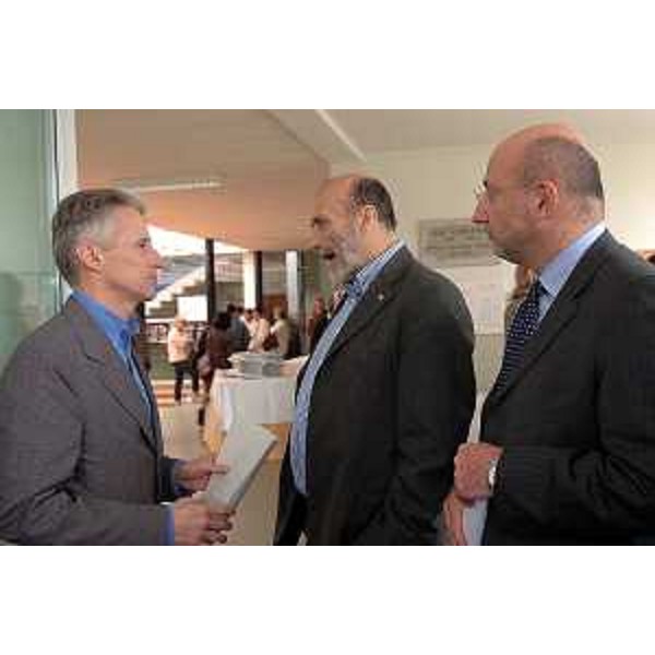Riccardo Illy (Presidente Regione Friuli Venezia Giulia), Enrico Bertossi (Assessore regionale alle attività produttive) e Carlo Petrini (Presidente Slow Food) (Udine, 15/04/05)