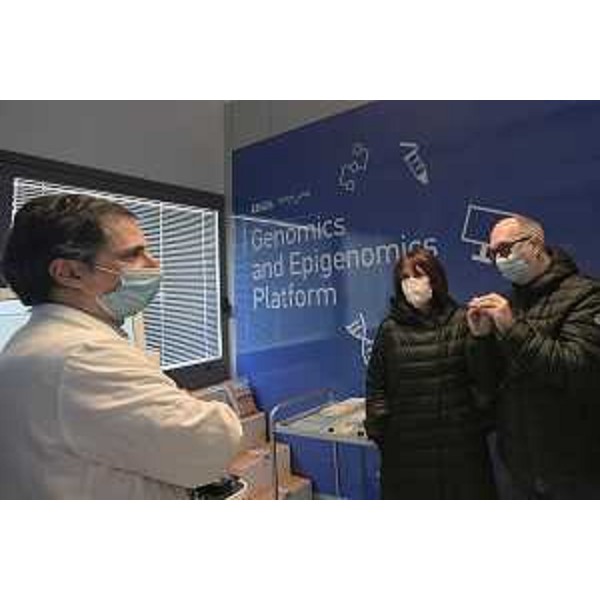 Il vicegovernatore Riccardi e l'assessore Rosolen con il ricercatore del Laboratorio di Genomica ed Epigenomica Danilo Licastro - Il vicegovernatore Riccardi e l'assessore Rosolen con il ricercatore del Laboratorio di Genomica ed Epigenomica Danilo Licastro