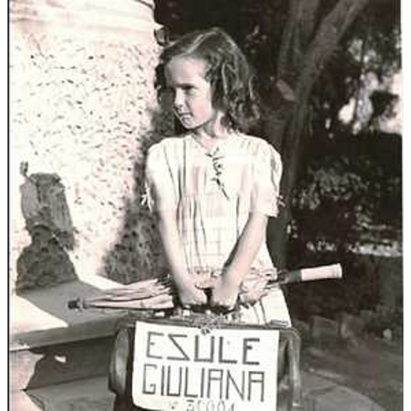 Egea Haffner da bambina, ritratta in una foto che ha fatto il giro del mondo - Egea Haffner da bambina, ritratta in una foto che ha fatto il giro del mondo