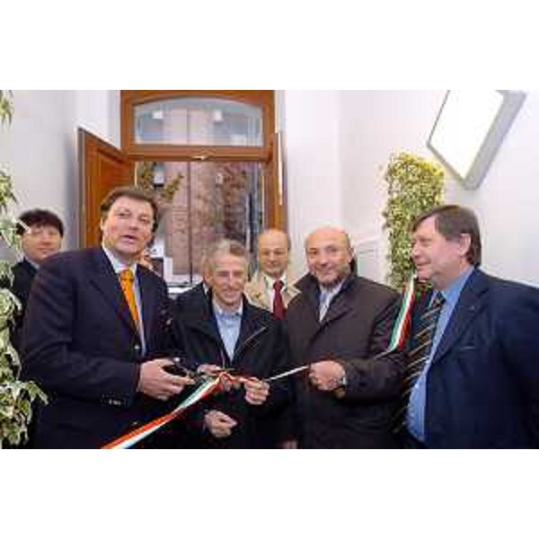 Riccardo Illy (Presidente Regione Friuli Venezia Giulia) ed Enrico Bertossi (Assessore Regionale alle attività produttive) all'apertura di CONFIDI (Udine, 12/04/05)